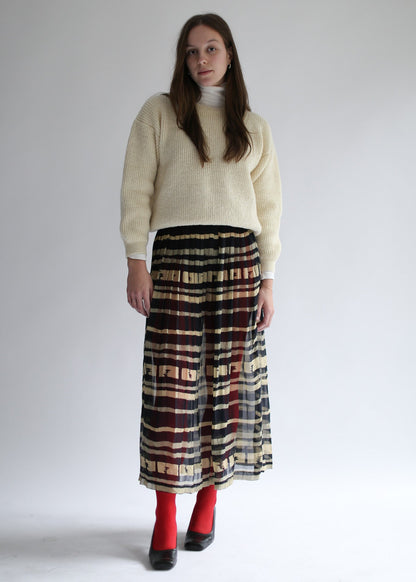 Woman wearing an off-white sweater handcrafted in Quebec from Canadian sheep wool (laine de beaurivage), studio shot