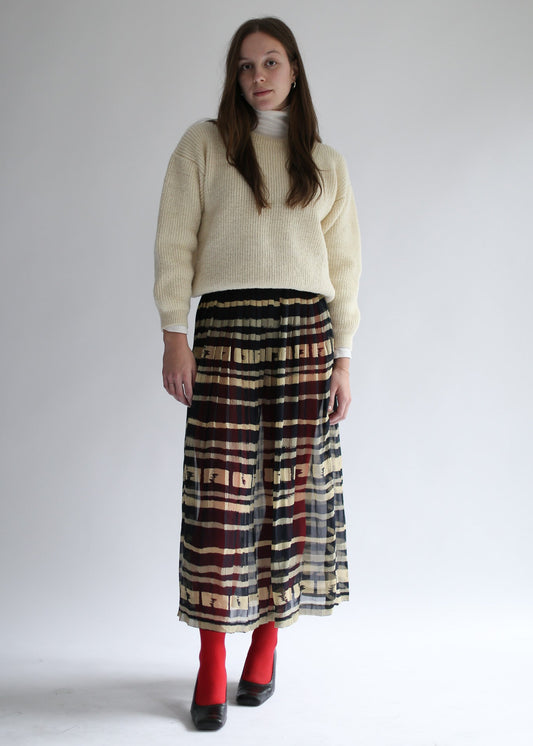 Woman wearing an off-white sweater handcrafted in Quebec from Canadian sheep wool (laine de beaurivage), studio shot