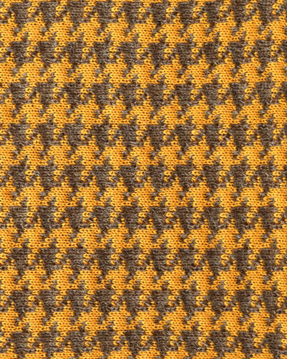 Houndstooth patterned knitwear with brown and yellow yarns
