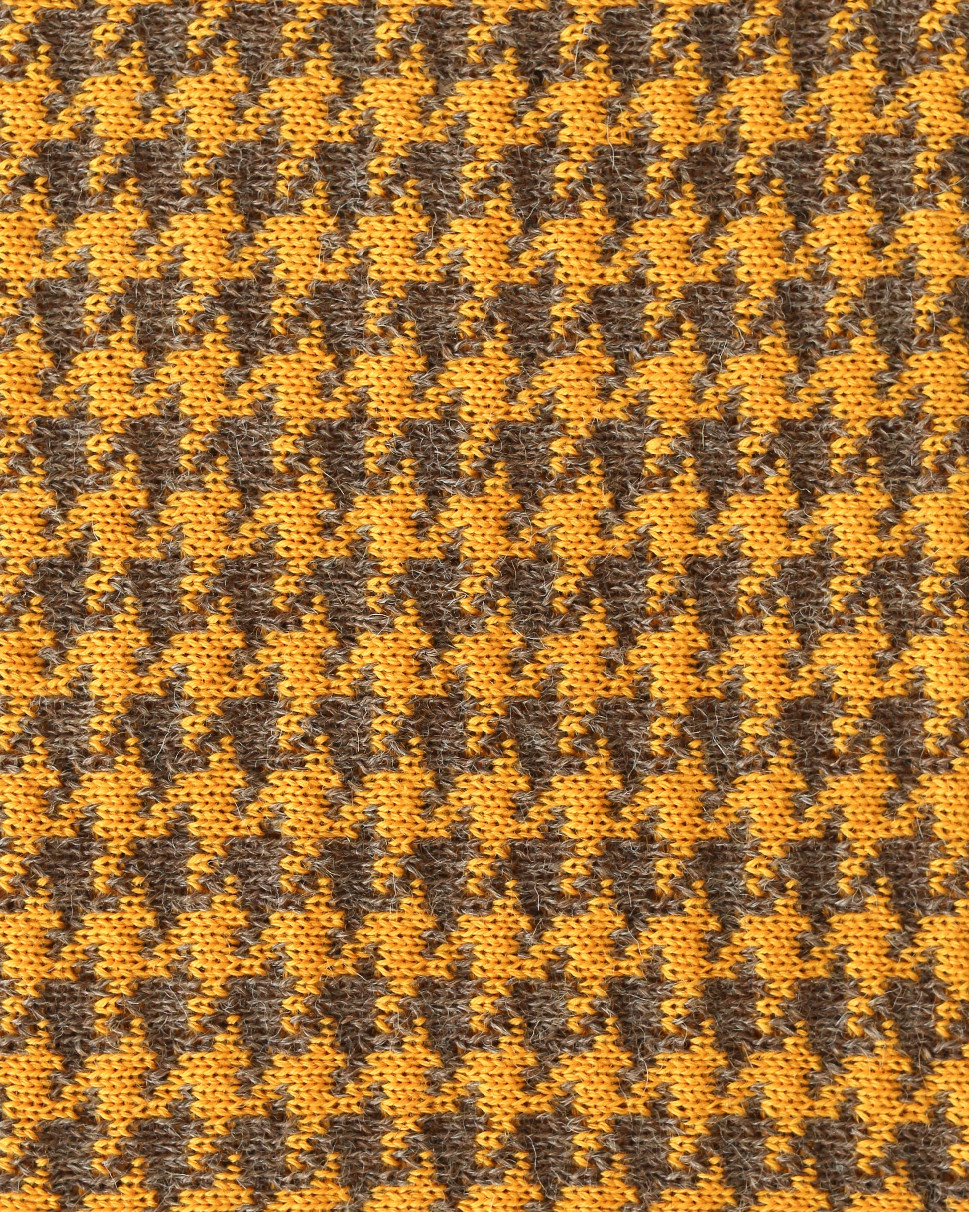Houndstooth patterned knitwear with brown and yellow yarns